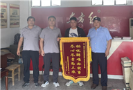 他给东方红柴油机的服务发了个奖